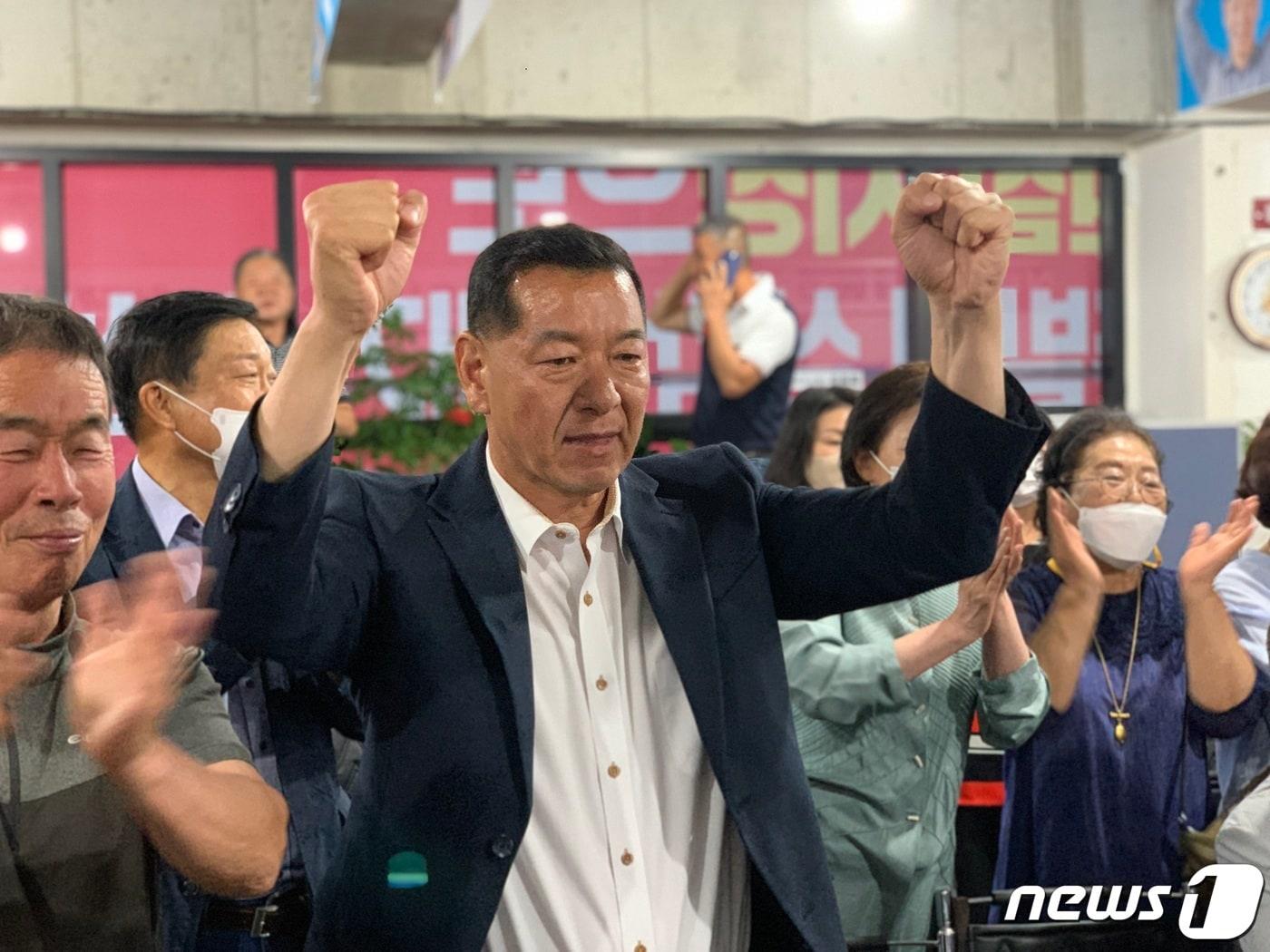 본문 이미지 - 국민의힘 최원철(57) 충남 공주시장 후보가 당선됐다. 최 후보는 더불어민주당 김정섭 후보를 10.7%p차로 누르고 당선을 확정 지었다.(최 후보 캠프 제공)ⓒ 뉴스1