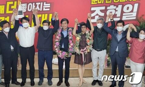 본문 이미지 - 조현일 경산시장 당선인이 2일 지지자들과 기뻐하고 있다 (조현애일 당선인 제공)2022.6.2/ⓒ 뉴스1