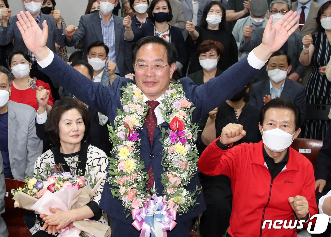 본문 이미지 - 하윤수 부산 교육감 후보가 2일 부산시 부산진구 선거사무소에서 당선이 확실해지자 꽃목걸이를 하고 환호하고 있다. 2022.6.2/뉴스1 ⓒ News1 김영훈 기자
