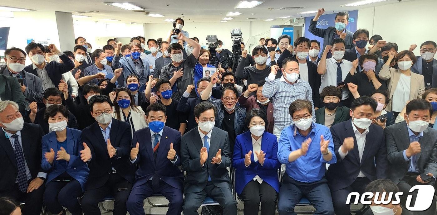김동연 더불어민주당 경기도지사 후보가 2일 오전 경기 수원시 팔달구 선거사무소에서 캠프 관계자들과 개표방송을 시청하며 환호하고 있다. 2022.6.2/뉴스1 ⓒ News1 경기사진공동취재단