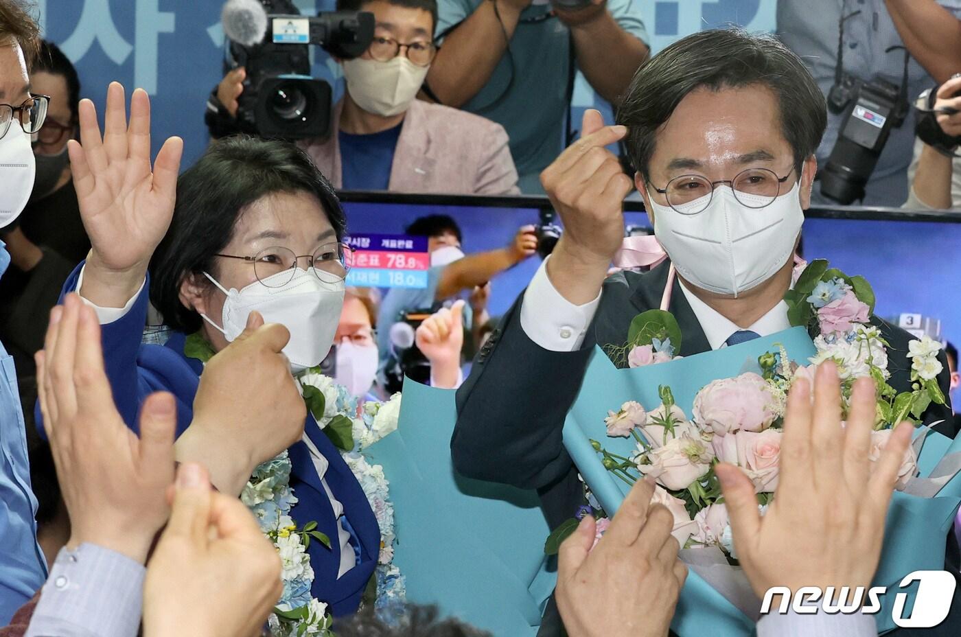 본문 이미지 - 김동연 더불어민주당 경기도지사 후보가 2일 오전 경기 수원시 팔달구 마라톤빌딩에 마련된 선거사무소에서 당선이 확실하자 지지자들과 인사를 하고 있다. 2022.6.2/뉴스1 ⓒ News1 경기사진공동취재단