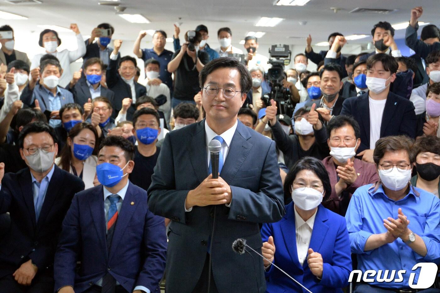 본문 이미지 - 김동연 더불어민주당 경기도지사 후보가 2일 오전 경기 수원시 팔달구 마라톤빌딩에 마련된 선거사무소에서 당선이 확실해지자 소감을 밝히고 있다. 2022.6.2/뉴스1 ⓒ News1 경기사진공동취재단