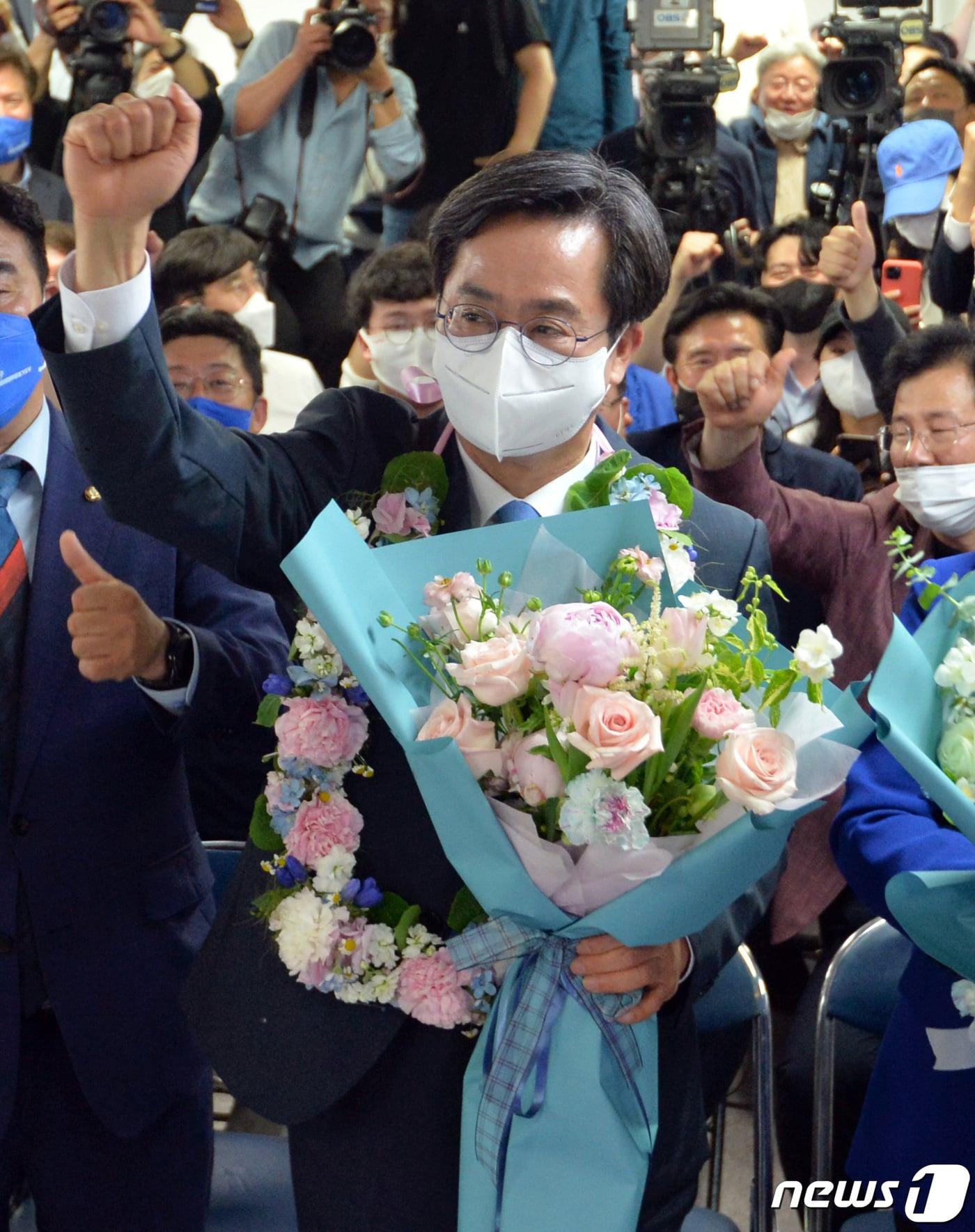 본문 이미지 - 김동연 더불어민주당 경기도지사 후보가 2일 오전 경기 수원시 팔달구 마라톤빌딩에 마련된 선거사무소에서 당선이 확실하자 환호하고 있다. 2022.6.2/뉴스1 ⓒ News1 경기사진공동취재단
