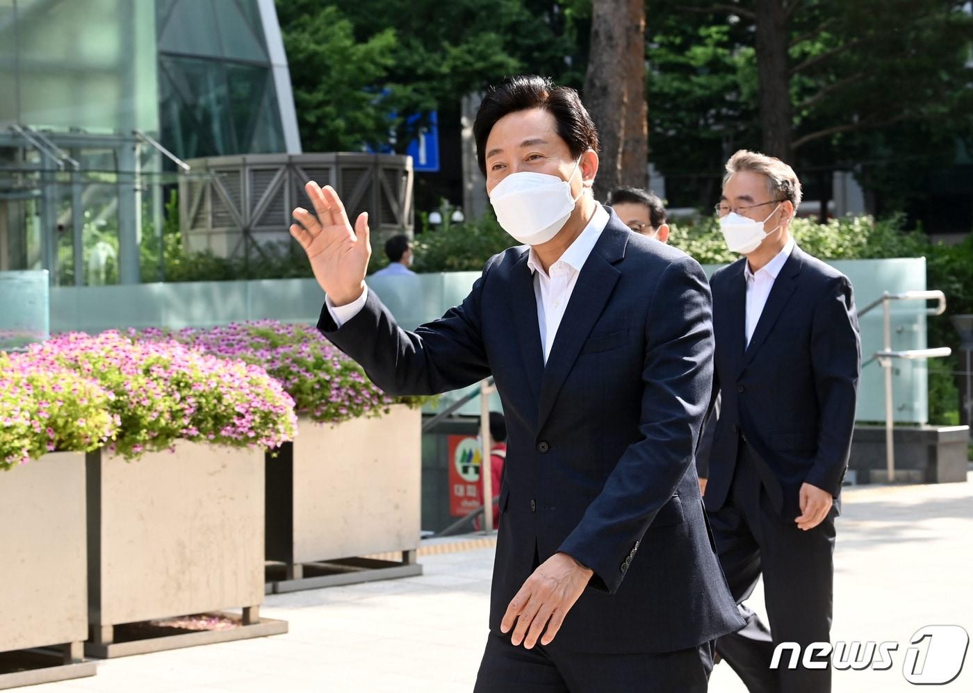 본문 이미지 - 서울시장 4선에 성공한 오세훈 서울시장이 2일 오전 서울시청으로 출근하며 취재진에게 인사하고 있다. (공동취재) 2022.6.2/뉴스1 ⓒ News1 임세영 기자