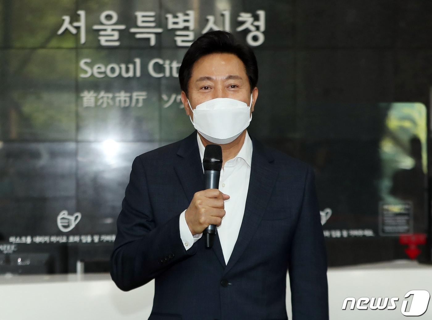 본문 이미지 - 4선 서울시장에 오른 오세훈 시장이 2일 시청 본관으로 출근하며 당선 소감을 전하고 있다. (공동취재) 2022.6.2/뉴스1 ⓒ News1 임세영 기자
