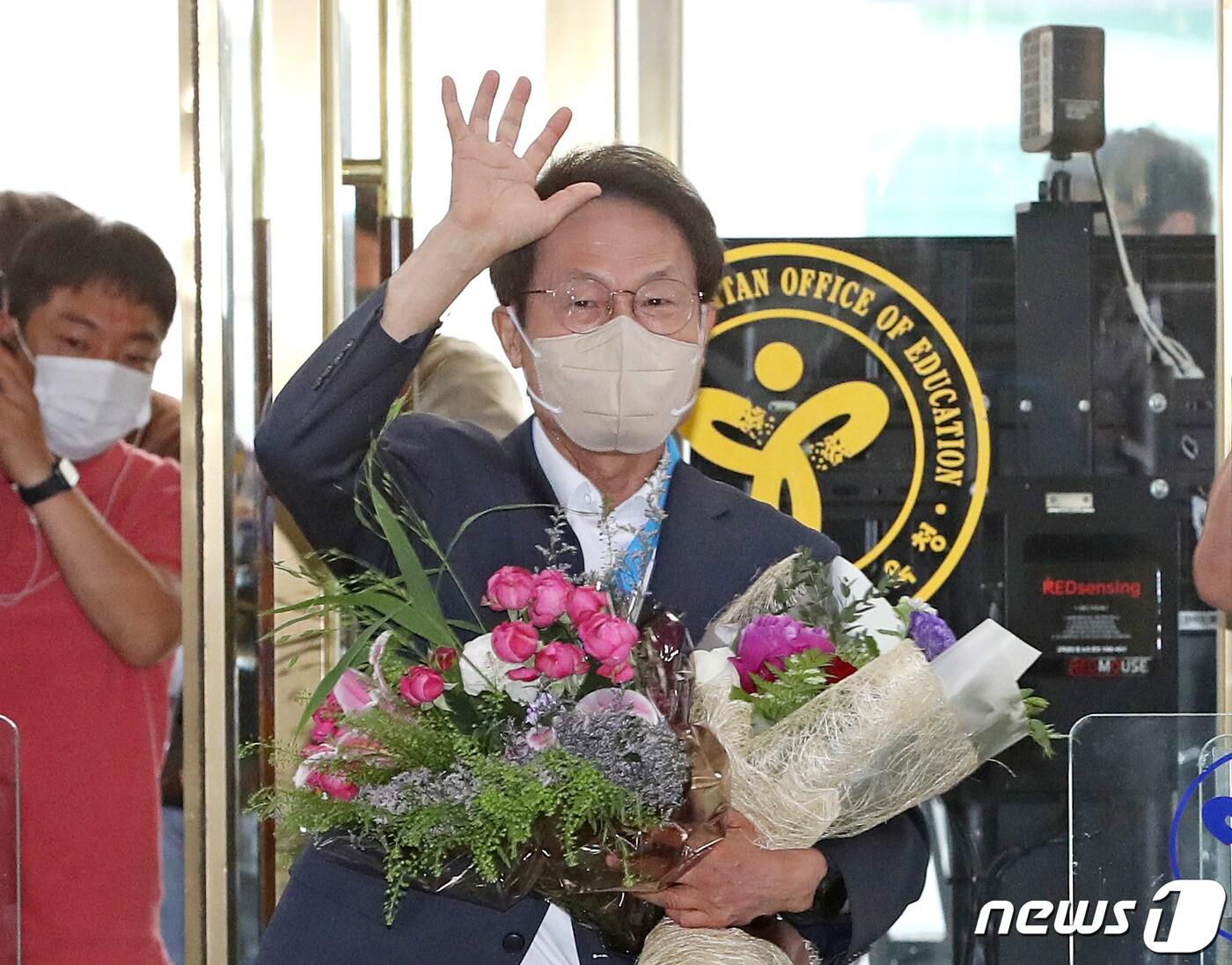 본문 이미지 - 조희연 서울시교육감이 지난 2일 서울 서대문구 서울시교육청으로 출근하며 꽃다발을 받고 있다. 조 교육감은 직선제 도입 이후 첫 3선 교육감이 됐다. /뉴스1 ⓒ News1 이성철 기자
