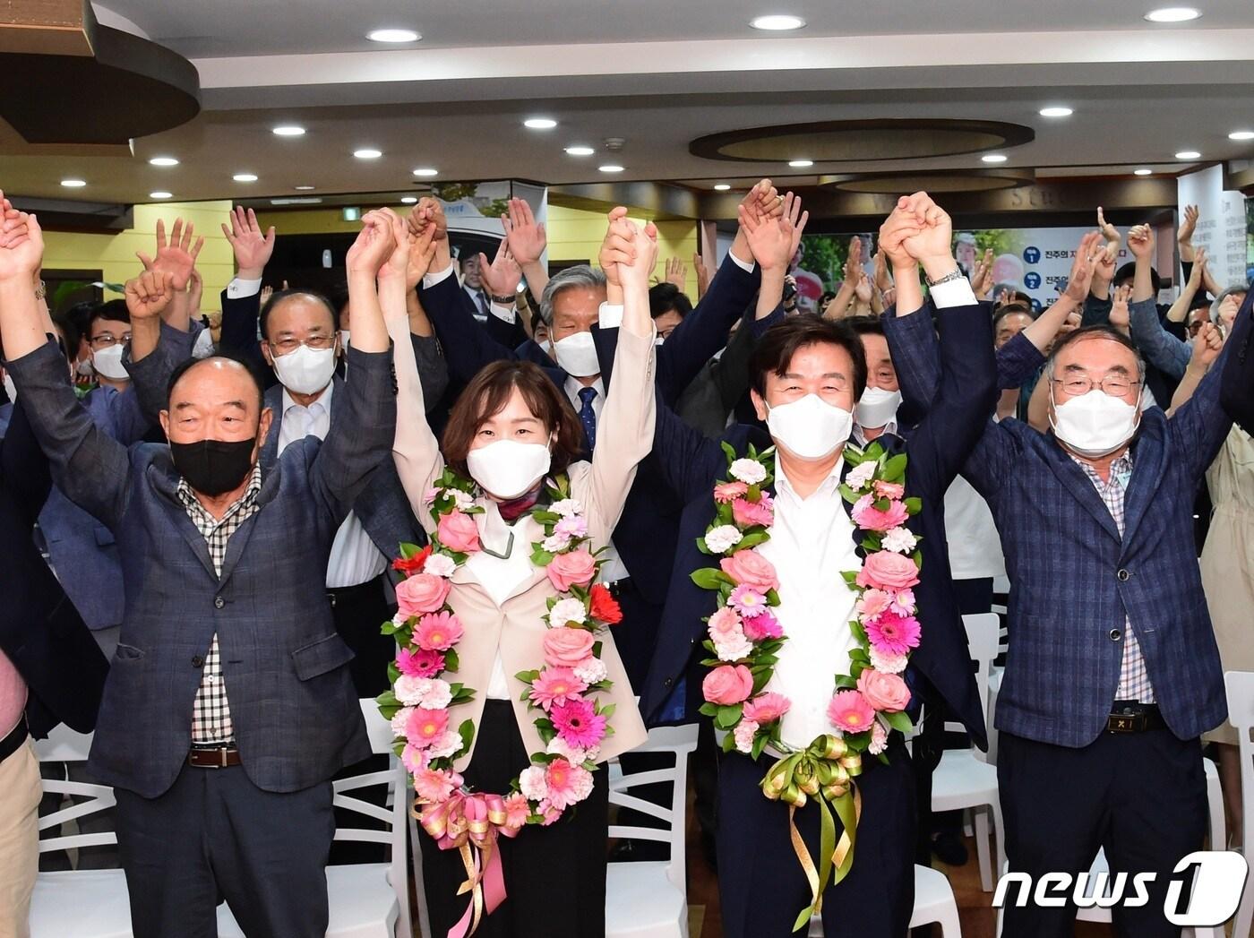 본문 이미지 - 조규일 진주시장 후보가 2일 오전 당선이 확정되자 선거사무실에서 지지자들과 환호하고 있다. 2022.6.2 ⓒ 뉴스1