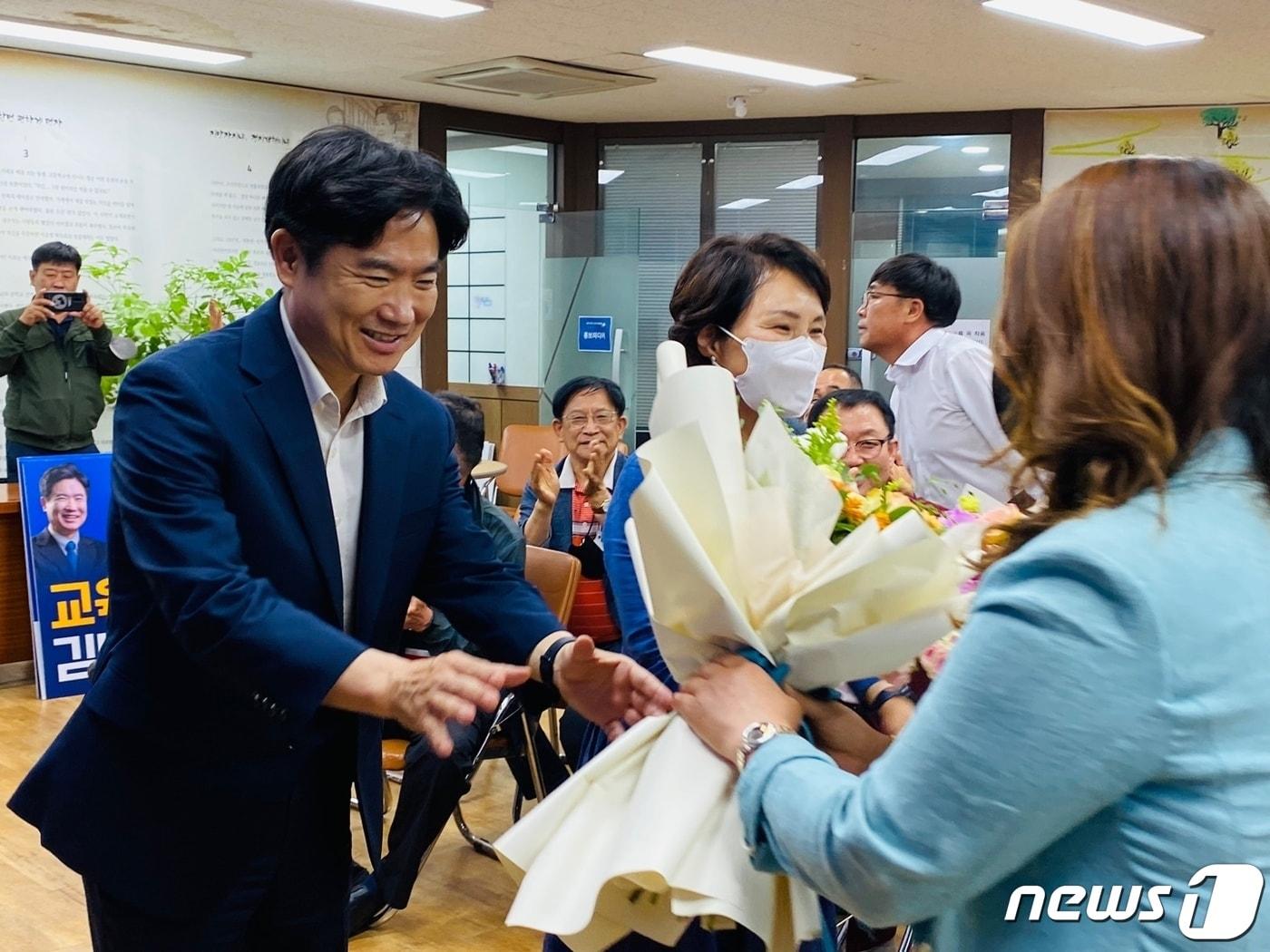 본문 이미지 - 김대중 전남교육감 후보가 2일 당선이 확정된 후 꽃다발과 함께 축하를 받고 있다.(김대중 후보 캠프 제공)2022.6.2/뉴스1 