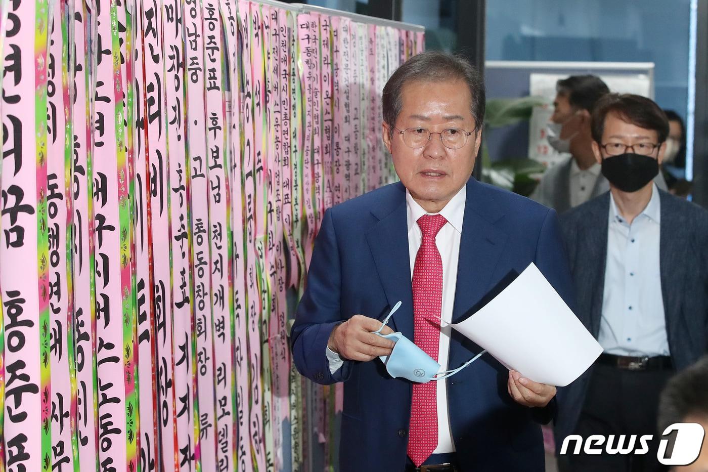 본문 이미지 - 홍준표 대구시장 당선인이 2일 오전 대구 중구 선거사무소에서 열린 기자회견에 참석하고 있다. 2022.6.2/뉴스1 ⓒ News1 공정식 기자