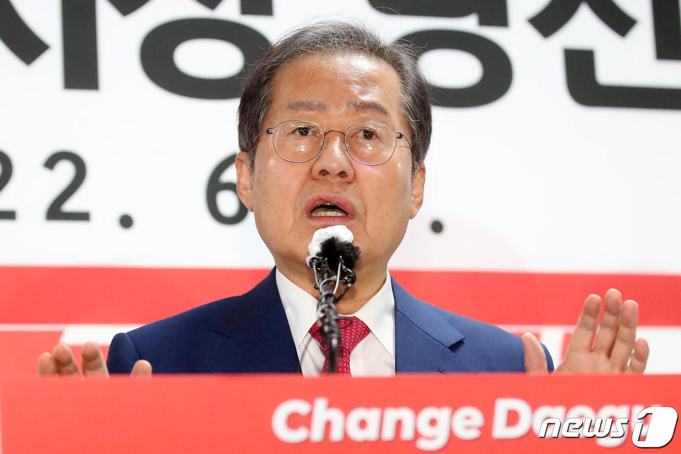 홍준표 대구시장 당선인이 2일 오전 대구 중구 선거사무소에서 열린 기자회견에서 민선8기 시정 운영에 대한 계획을 밝히고 있다. 2022.6.2/뉴스1 ⓒ News1 공정식 기자