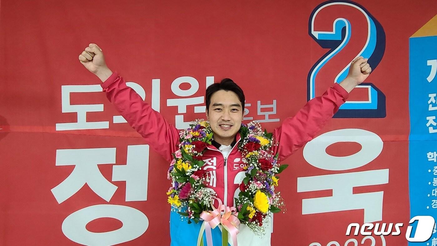 본문 이미지 - 경남도의원 진주1선거구 정재욱 당선인이 환호하고 있다. 2022.6.2 ⓒ 뉴스1