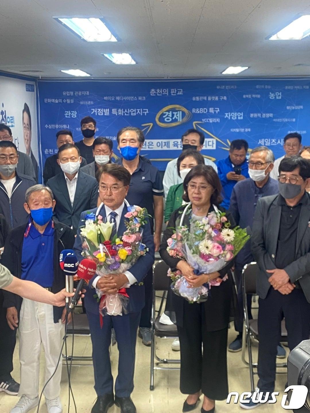 본문 이미지 - 6·1 지방선거 춘천시장에 당선된 육동한 더불어민주당 후보가 취재진과 인터뷰를 하고 있다. (육동한 선거캠프 제공) 2022.6.2/뉴스1