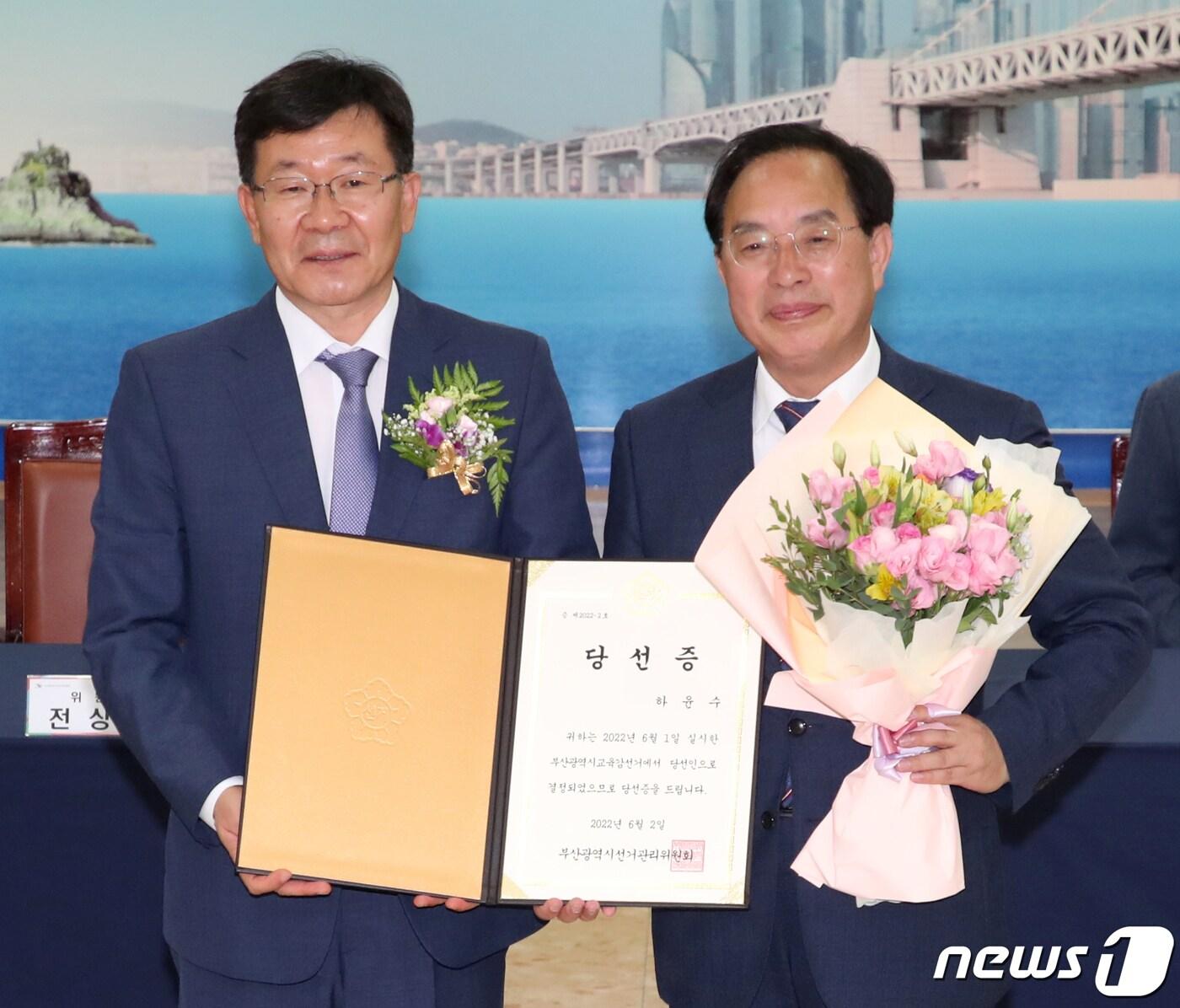 본문 이미지 - 하윤수 부산시교육감 당선인이 2일 부산시 연제구 부산시선거관리위원회에서 당선증을 받고 기념사진을 찍고 있다. 2022.6.2/뉴스1 ⓒ News1 김영훈 기자