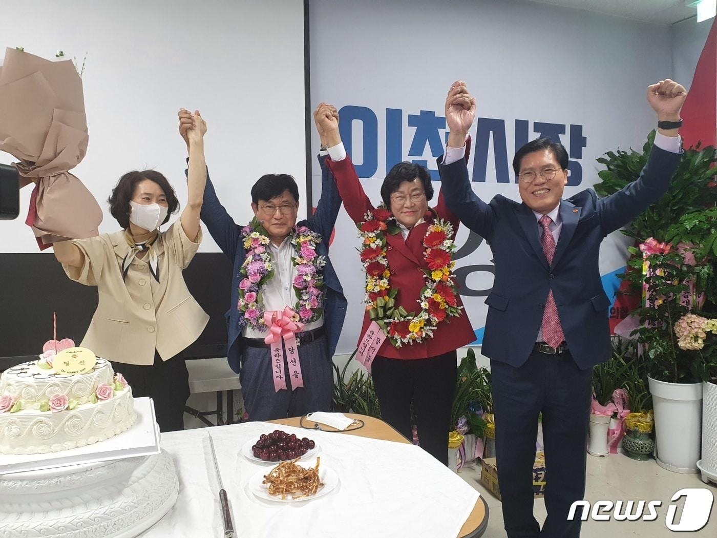 본문 이미지 - 김경희(오른쪽 두번째) 당선인이 당선 확정 직후 남편, 송석준(맨 오른쪽) 국회의원 내외와 환호하고 있다.(당선인측 제공) ⓒ News1 