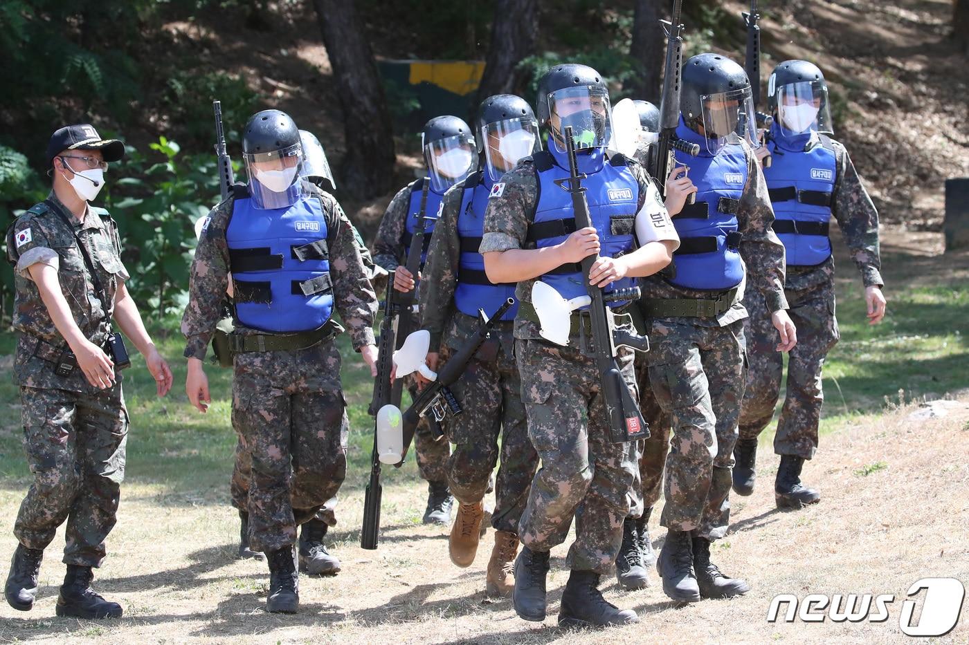 대구 육군 제50사단 예비군훈련장에서 달서구대대 예비군들이 시가지전투 훈련을 하고 있다. ⓒ News1