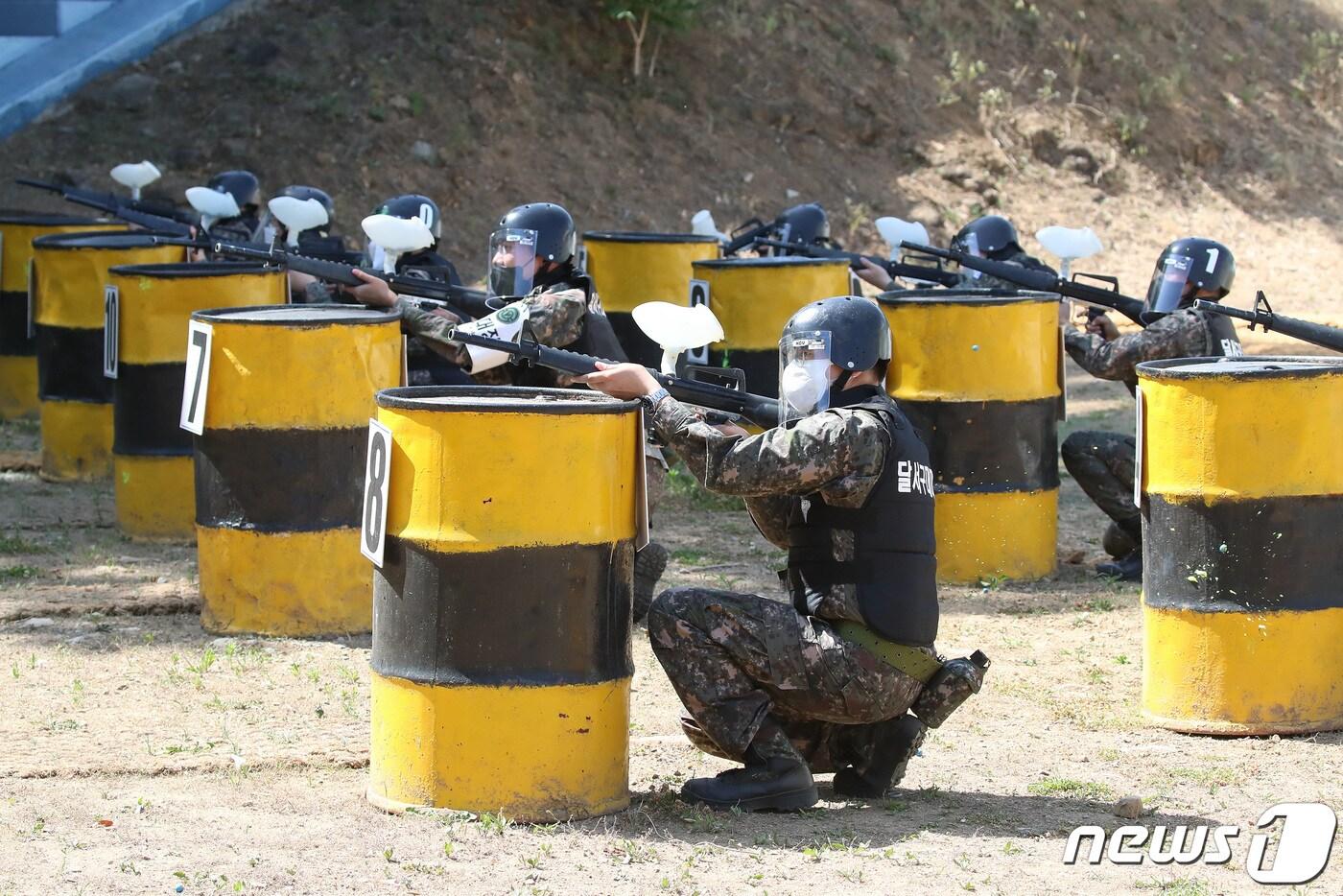 2일 오후 대구 육군 제50사단 예비군훈련장에서 달서구대대 예비군들이 시가지전투 훈련을 하고 있다. 2022.6.2/뉴스1 ⓒ News1 공정식 기자