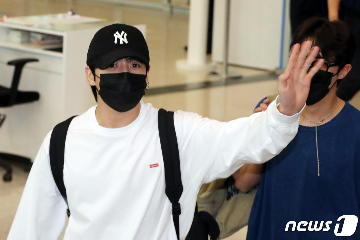 본문 이미지 - 그룹 방탄소년단(BTS) 멤버 정국이 인천국제공항 제2여객터미널을 통해 입국하고 있다. 2022.6.2/뉴스1 ⓒ News1 황기선 기자