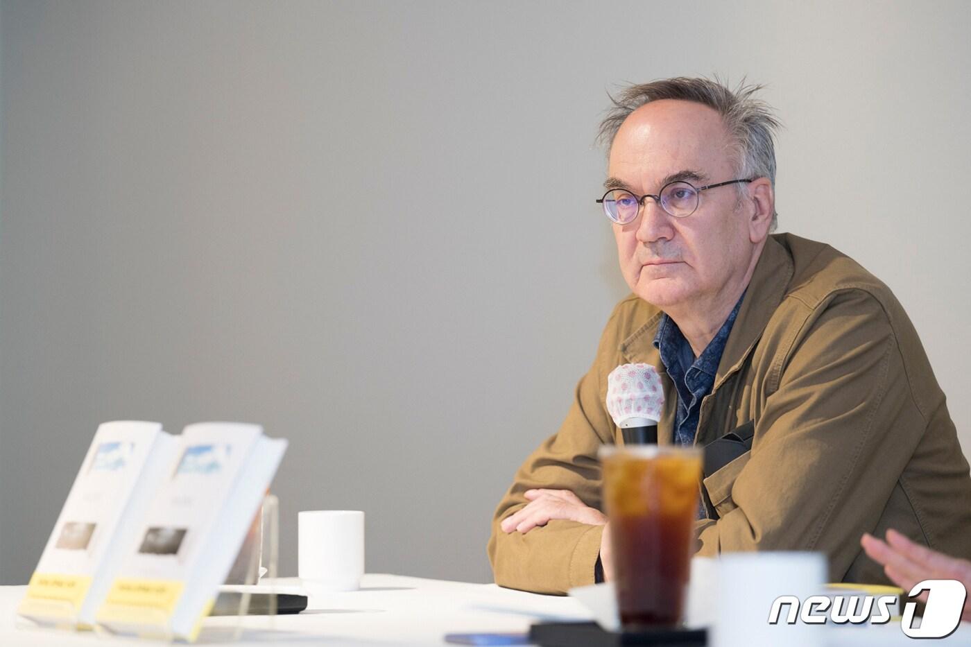 2020년 '아노말리'로 프랑스 공쿠르 문학상을 수상한 에르베 르 텔리에가 2일 서울 중구 달개비에서 열린 기자간담회에서 질문에 답하고 있다. (민음사 제공) ⓒ 뉴스1