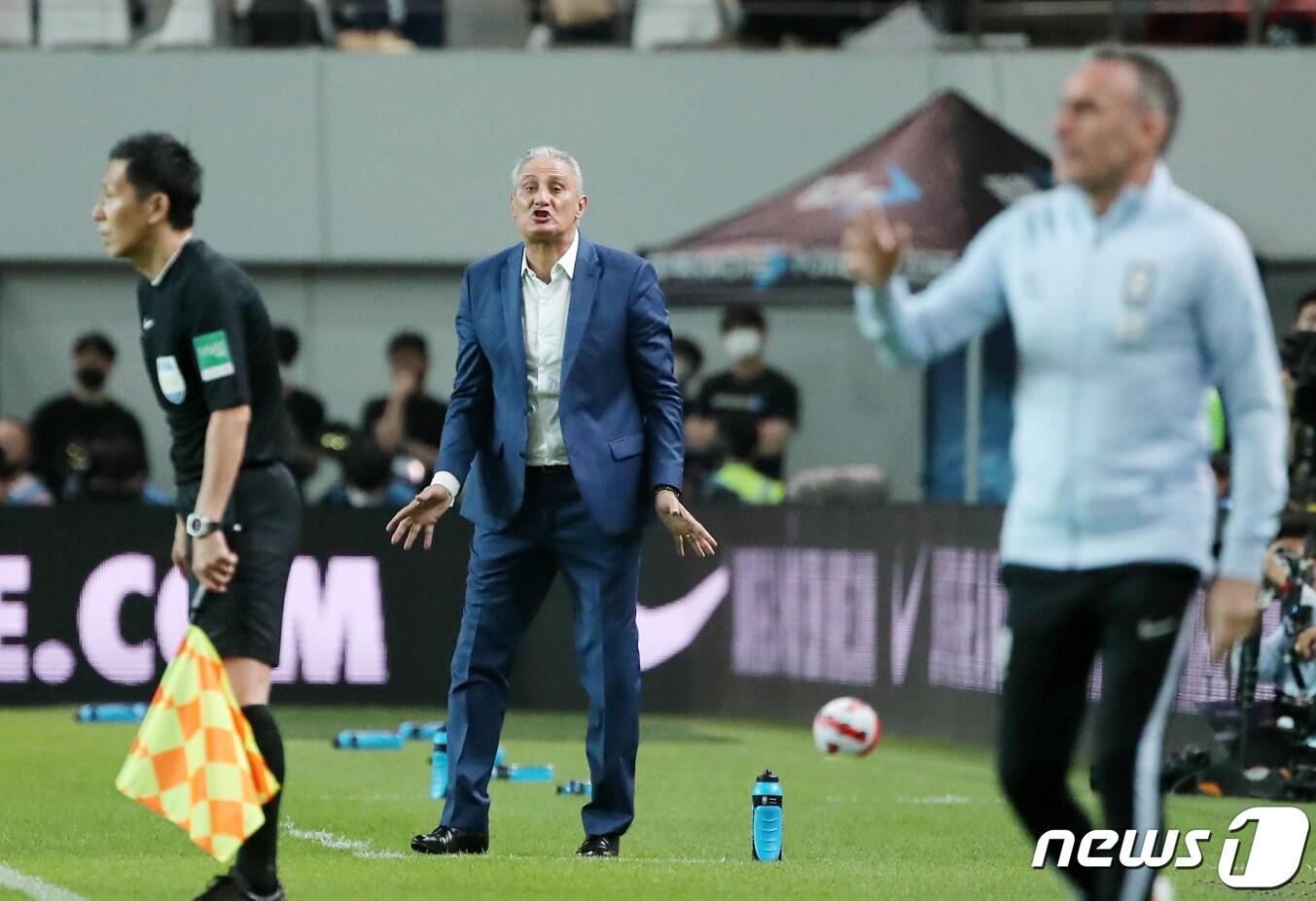 본문 이미지 - 2일 서울월드컵경기장에서 열리는 2002 한일월드컵 20주년 기념 평가전 대한민국과 브라질의 경기, 전반 브라질 치치 감독이 선수들에게 작전을 지시하고 있다. 2022.6.2/뉴스1 ⓒ News1 김진환 기자