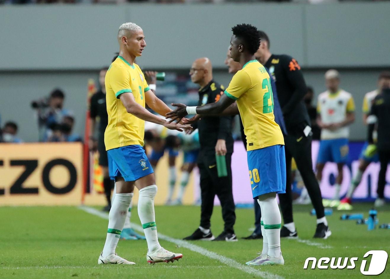 본문 이미지 - 7월1일부터 축구 경기에서 최대 5명까지 선수 교체가 이뤄진다. /뉴스1 ⓒ News1 김진환 기자