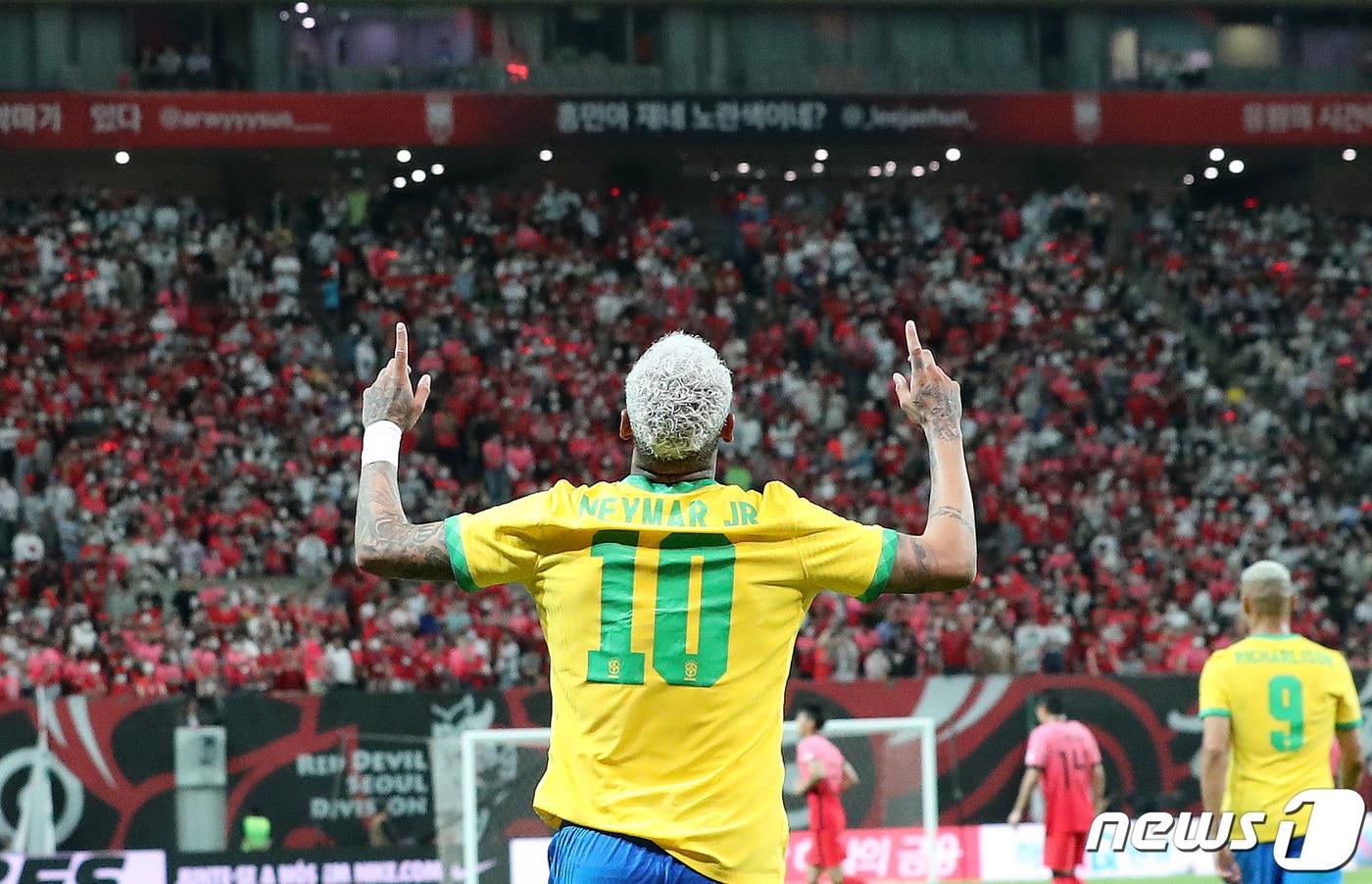 본문 이미지 - 2일 오후 서울월드컵경기장에서 열린 2002 한일월드컵 20주년 기념 평가전 대한민국-브라질의 경기에서 후반전 브라질 네이마르가 패널티킥으로 팀의 세번째 골을 성공시킨 뒤 기뻐하고 있다. 2022.6.2/뉴스1 ⓒ News1 구윤성 기자