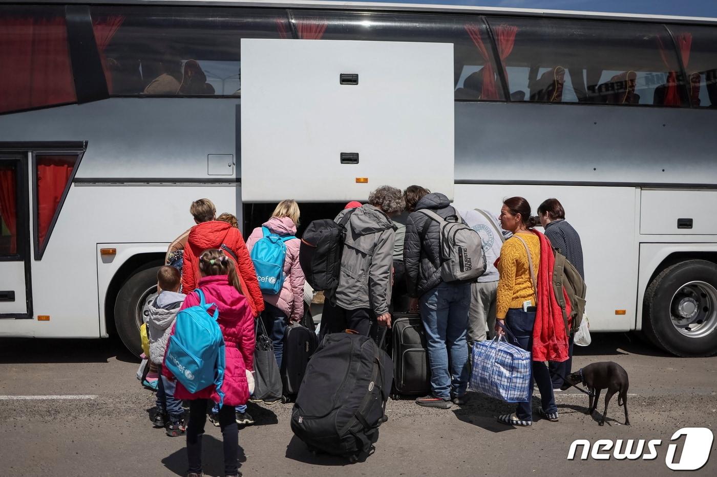 지난해 5월17일(현지시간) 우크라이나 마리우폴 지역의 난민들이 폴란드행 버스에 탑승하고 있다. 22.05.17 ⓒ 로이터=뉴스1 ⓒ News1 김예슬 기자
