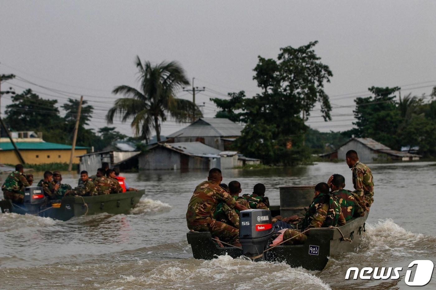 19일(현지시간) 방글라데시 수남공 지역에서 군인들이 몬순 폭우로 고립된 주민들을 구조하고 대피시키기 위해 침수 지역을 순찰하고 있다. 22.06.19 ⓒ AFP=뉴스1 ⓒ News1 김예슬 기자