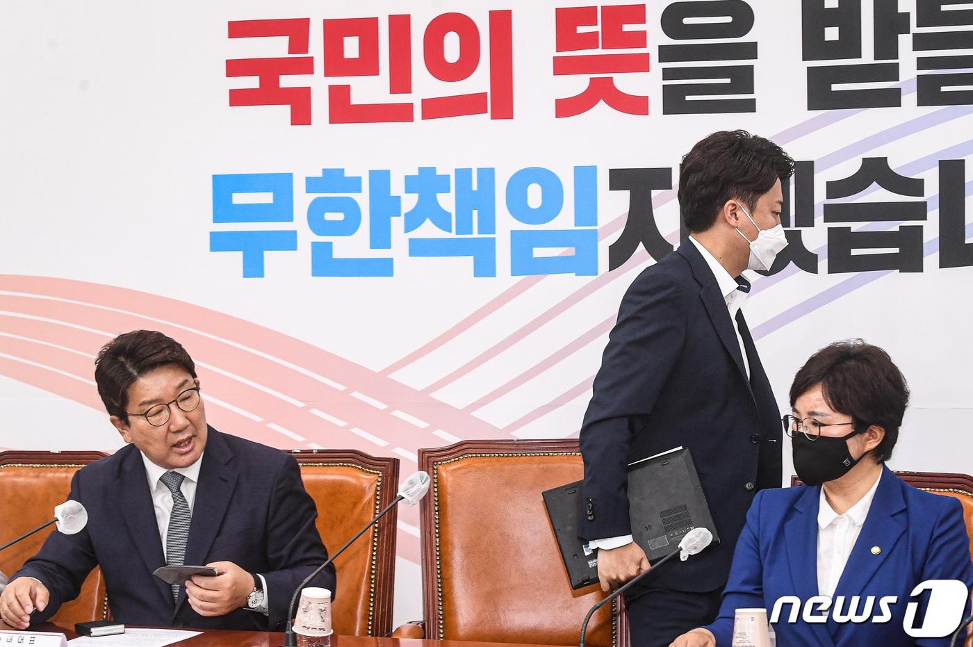 본문 이미지 - 이준석 국민의힘 대표가 20일 서울 여의도 국회에서 열린 최고위원회의에서 비공개 회의 현안 논의 문제를 놓고 배현진 최고위원과 갈등을 언쟁을 벌인 뒤 회의장을 나서고 있다. (공동취재) 2022.6.20/뉴스1 ⓒ News1 유승관 기자