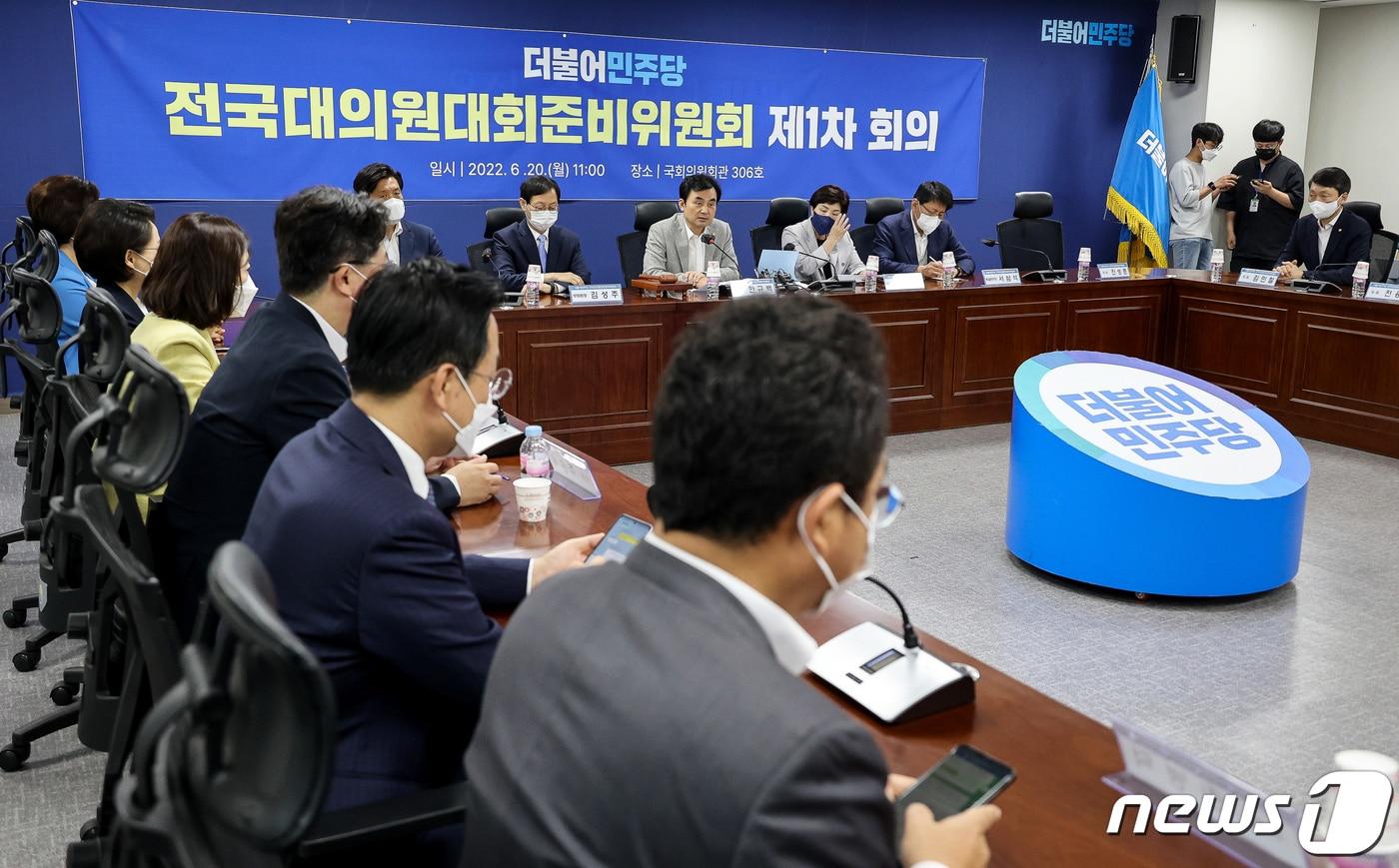 본문 이미지 - 안규백 더불어민주당 전국대의원대회 준비위원회 위원장이 20일 오전 서울 여의도 국회 의원회관에서 차기 지도부 구성 방식과 선출 규정 마련을 논의하기 위해 열린 전국대의원대회준비위원회 제1차 회의에서 모두발언을 하고 있다. (공동취재) 2022.6.20/뉴스1 ⓒ News1 유승관 기자