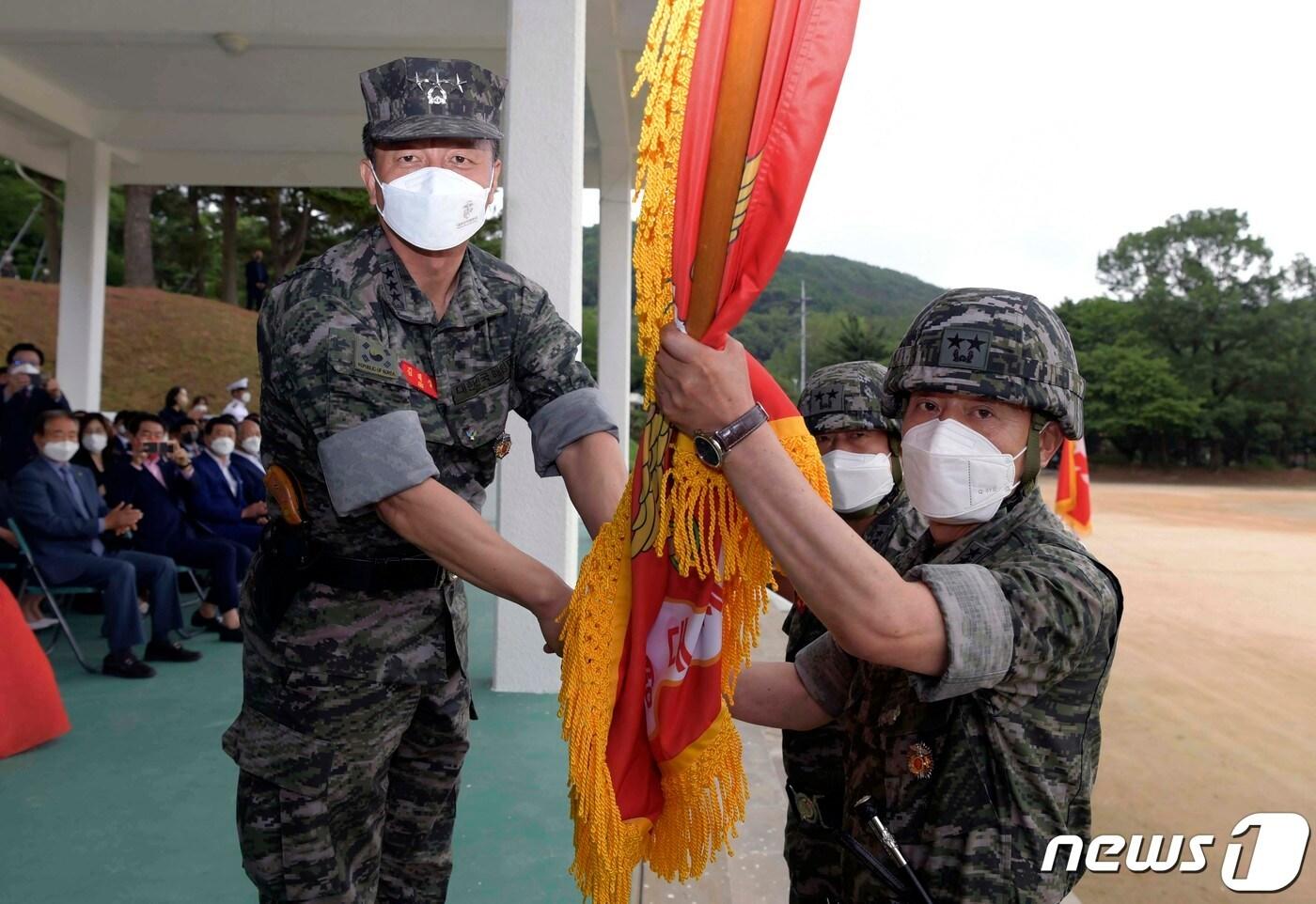 김태성 해병대사령관(사진 왼쪽)이 20일 경기 김포시 해병대 제2사단 연병장에서 신임사단장인 조영수 소장에게 부대기를 이양하고 있다. (해병대 제2사단 제공)2022.6.2/뉴스1 ⓒ News1 정진욱 기자