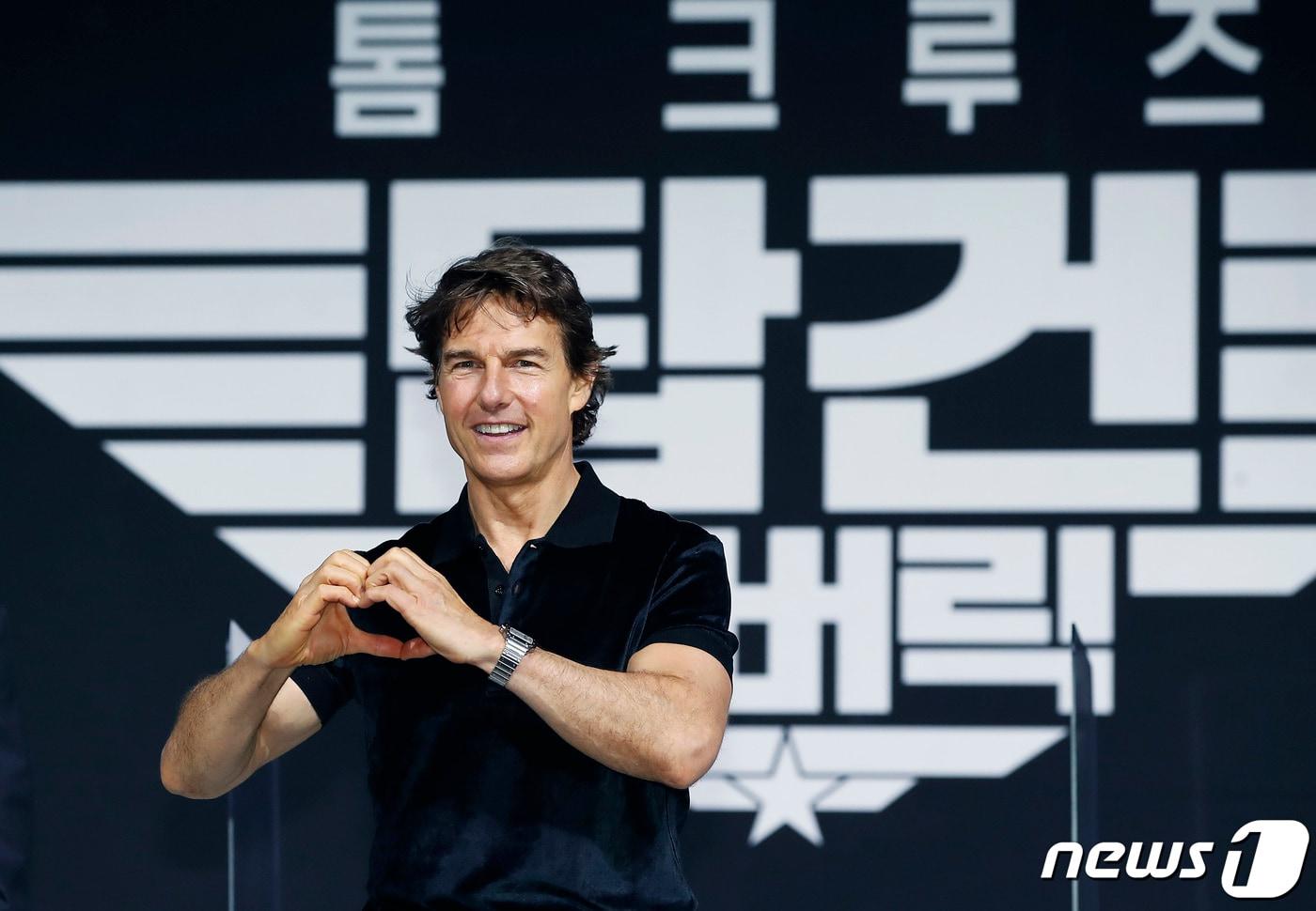 본문 이미지 - 할리우드 배우 톰 크루즈가 20일 서울 송파구 잠실동 롯데호텔월드 크리스탈볼룸에서 열린 영화 ‘탑건: 매버릭’ 기자 간담회에서 포즈를 취하고 있다. ‘탑건: 매버릭’은교관으로 컴백한 최고의 파일럿 매버릭(톰 크루즈 분)과 함께 생사를 넘나드는 미션에 투입되는 새로운 팀원들의 이야기를 다룬 항공 액션 블록버스터이다. 2022.6.20/뉴스1 ⓒ News1 권현진 기자