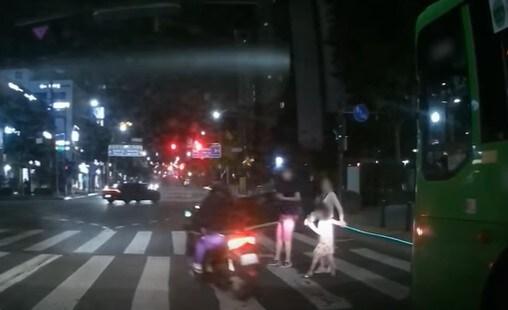 본문 이미지 - 보행신호에 돌진하는 오토바이를 가까스로 피하는 보행자들 (유튜브 '한문철TV' 갈무리) ⓒ 뉴스1