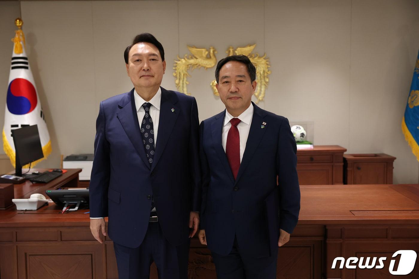 윤석열 대통령이 2022년 6월 20일 서울 용산 대통령실 청사에서 강승규 시민사회수석에게 임명장을 수여한 뒤 기념촬영을 하고 있다. (대통령실 제공) 2022.6.20/뉴스1 ⓒ News1 오대일 기자