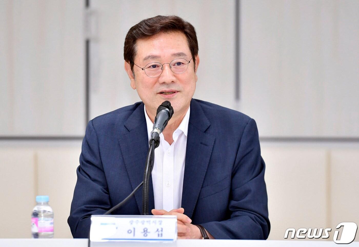 이용섭 광주시장이 20일 오후 시청 중회의실에서 열린 '광주혁신추진위원회 제36차 전체회의'에 참석해 회의를 주재하고 있다.(광주시 제공)2022.6.20/뉴스1 ⓒ News1 박준배 기자