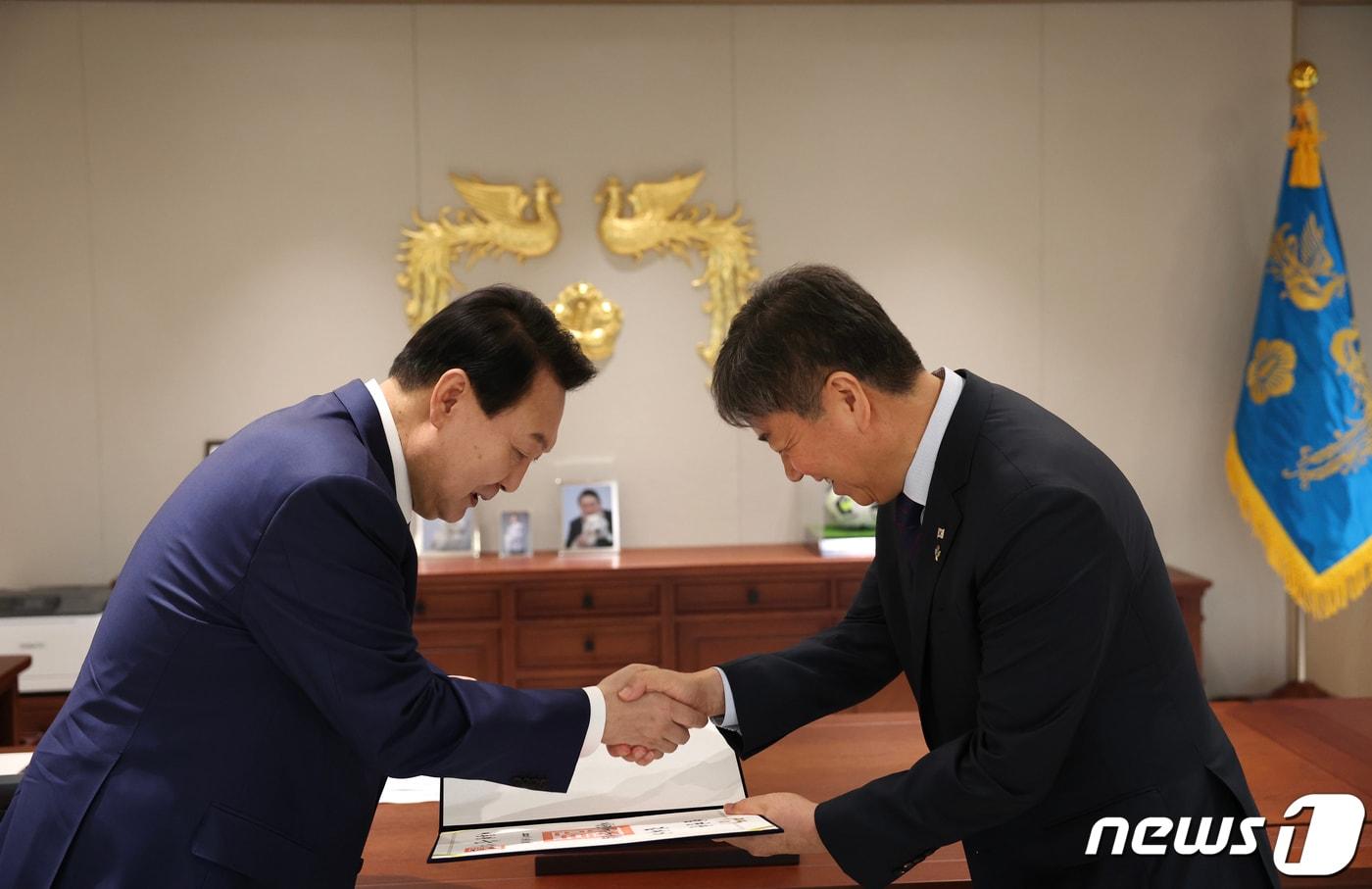 윤석열 대통령이 20일 서울 용산 대통령실 청사에서 김대기 비서실장에게 임명장을 수여하고 있다. (대통령실 제공) 2022.6.20/뉴스1 ⓒ News1 오대일 기자