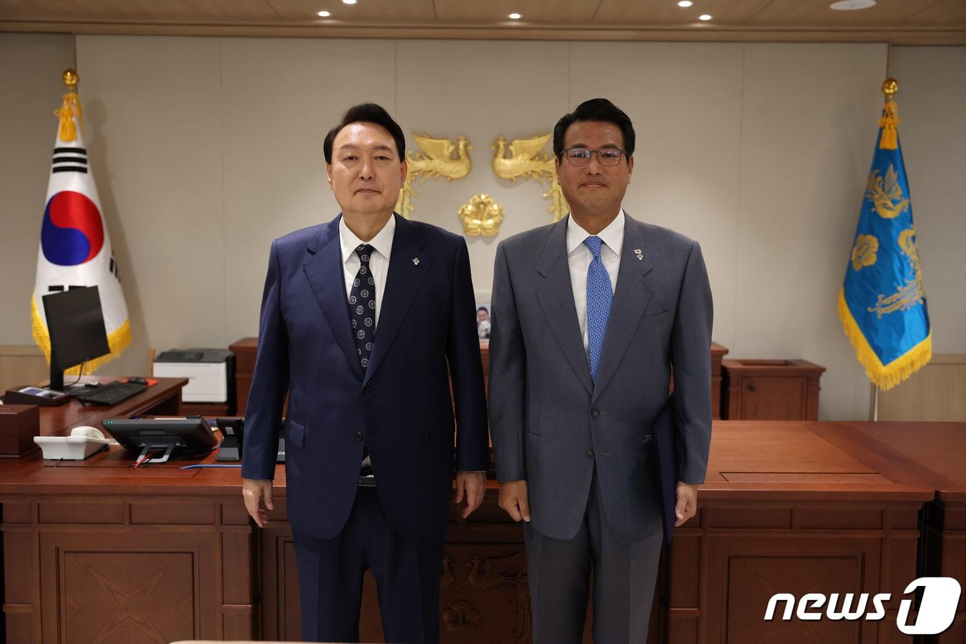 윤석열 대통령이 2022년 6월 20일 서울 용산 대통령실 청사에서 김태효 국가안보실 1차장에게 임명장을 수여한 후 기념촬영을 하고 있다. (대통령실 제공) 2022.6.20/뉴스1 ⓒ News1 오대일 기자