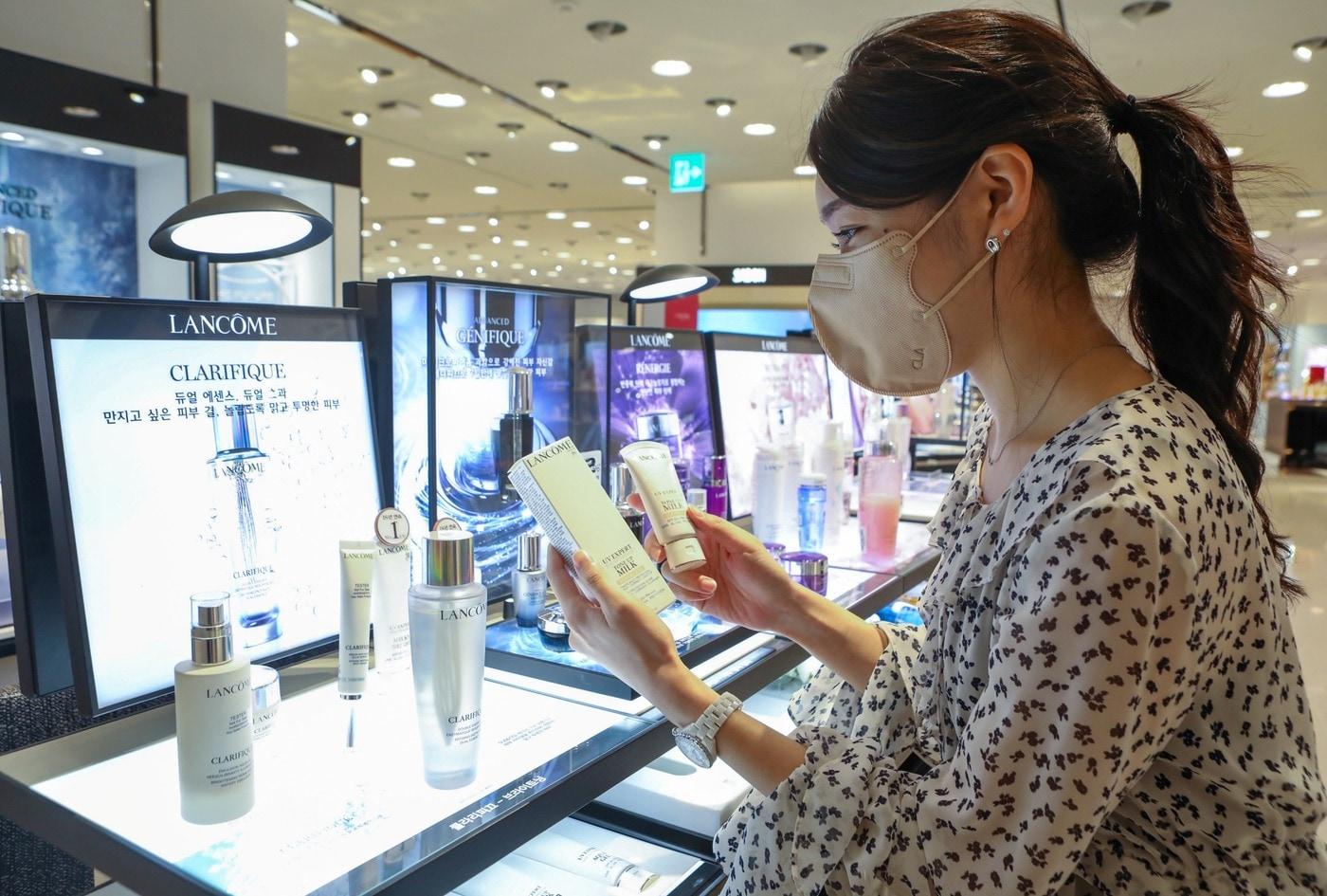 롯데백화점 내 랑콤 매장에서 고객이 제품을 살펴보고 있다.(롯데백화점 제공) ⓒ 뉴스1