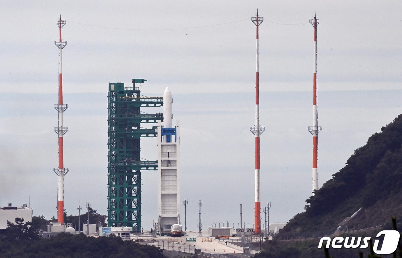본문 이미지 - 순수 국내 기술로 설계 및 제작된 한국형 발사체 누리호(KSLV-Ⅱ)의 2차 발사일인 21일 전남 고흥군 나로우주센터 발사대에 거치된 누리호가 최종 점검을 받으며 발사를 기다리고 있다. 실제 기능이 없는 모사체(더미) 위성만 실렸던 1차 발사와 달리 이번 2차 발사 누리호에는 성능검증위성과 4기의 큐브위성이 탑재됐다. 2022.6.21/뉴스1 ⓒ News1 사진공동취재단