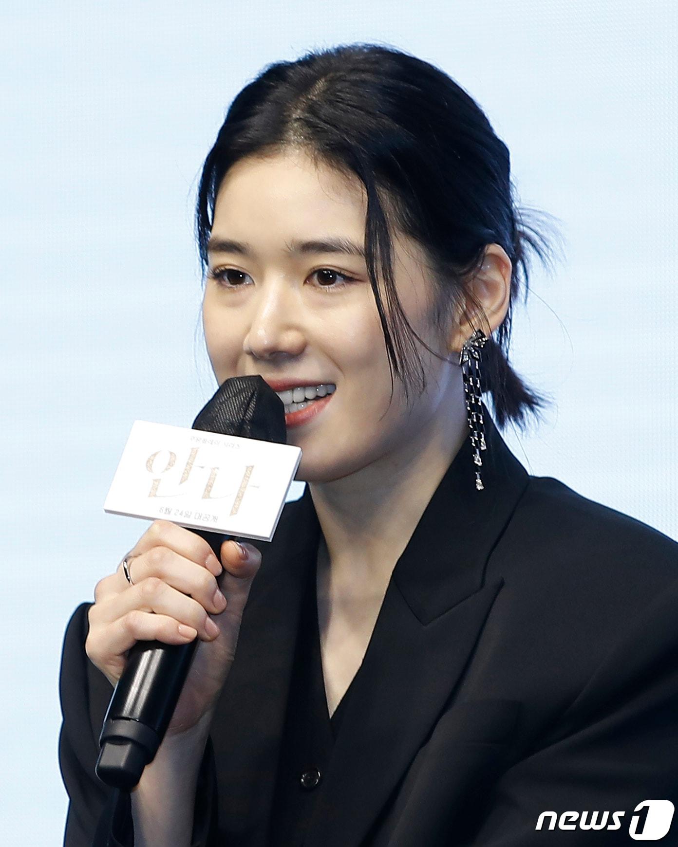 본문 이미지 - 배우 정은채가 21일 오전 서울 영등포구 여의도 콘래드 서울에서 열린 쿠팡플레이 시리즈 ‘안나’ 제작발표회에서 인사말을 하고 있다. ‘안나’(감독 이주영)는 사소한 거짓말을 시작으로 완전히 다른 사람의 인생을 살게 된 여자의 이야기를 담은 작품이다. 2022.6.21/뉴스1 ⓒ News1 권현진 기자