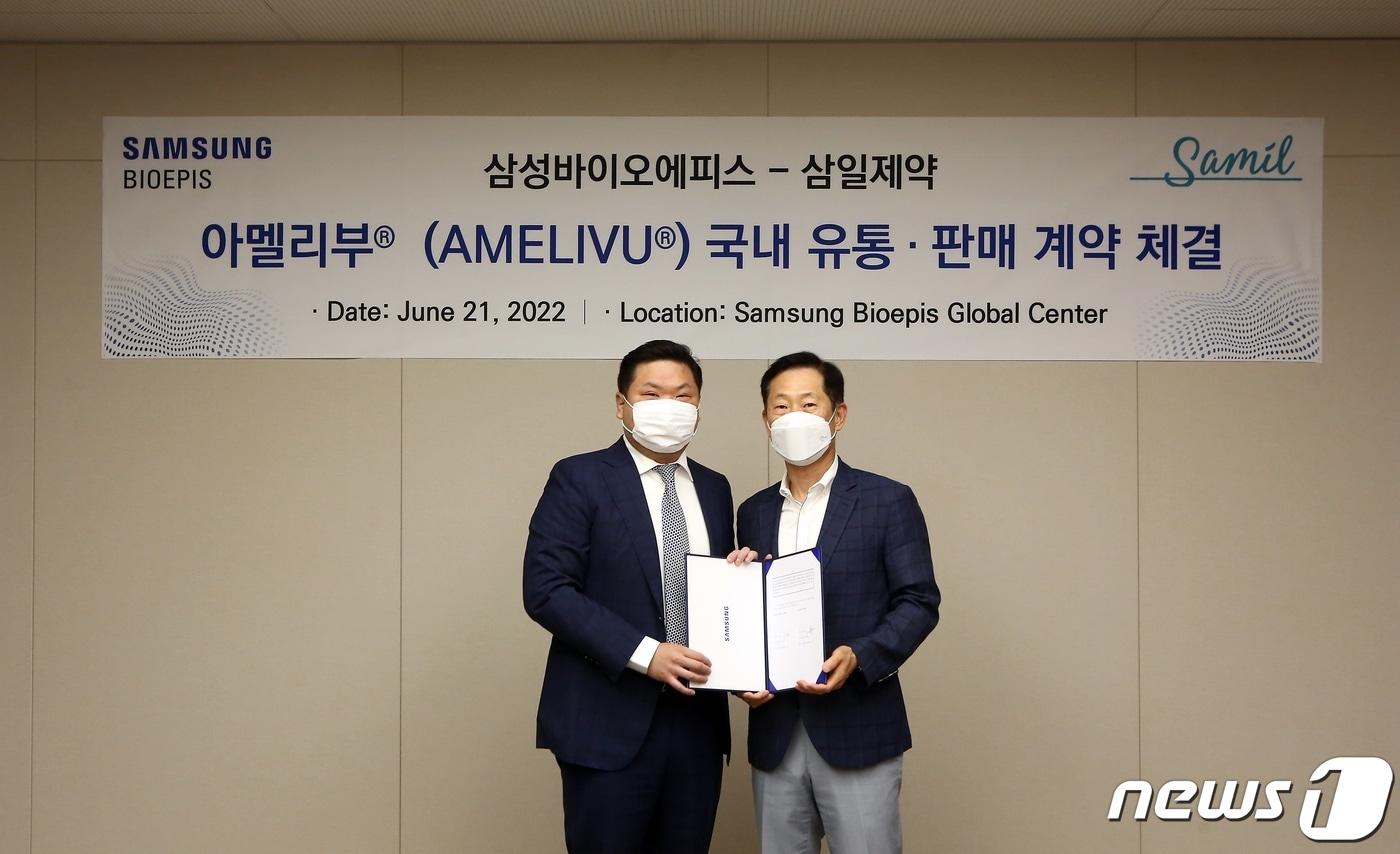 본문 이미지 - 고한승 삼성바이오에피스 사장(오른쪽)과 허승범 삼일제약 회장이 6월 21일 오전 마케팅 파트너십 계약을 체결하고 기념사진을 촬영하고 있다. ⓒ 뉴스1