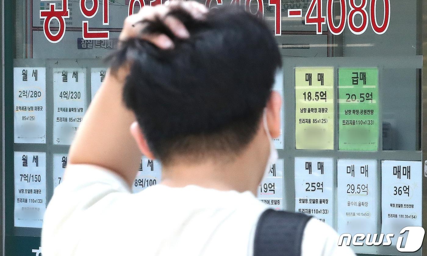 본문 이미지 - 사진은 이날 서울 시내의 한 공인중개사 사무소에 부동산 매물정보가 붙어 있는 모습. 2022.6.21/뉴스1 ⓒ News1 임세영 기자