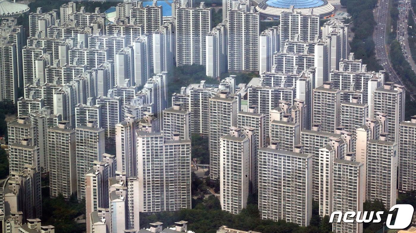 21일 서울 송파구 롯데월드타워 서울스카이에서 바라본 강남·송파 일대 아파트 단지 모습. 2022.6.21/뉴스1 ⓒ News1 임세영 기자