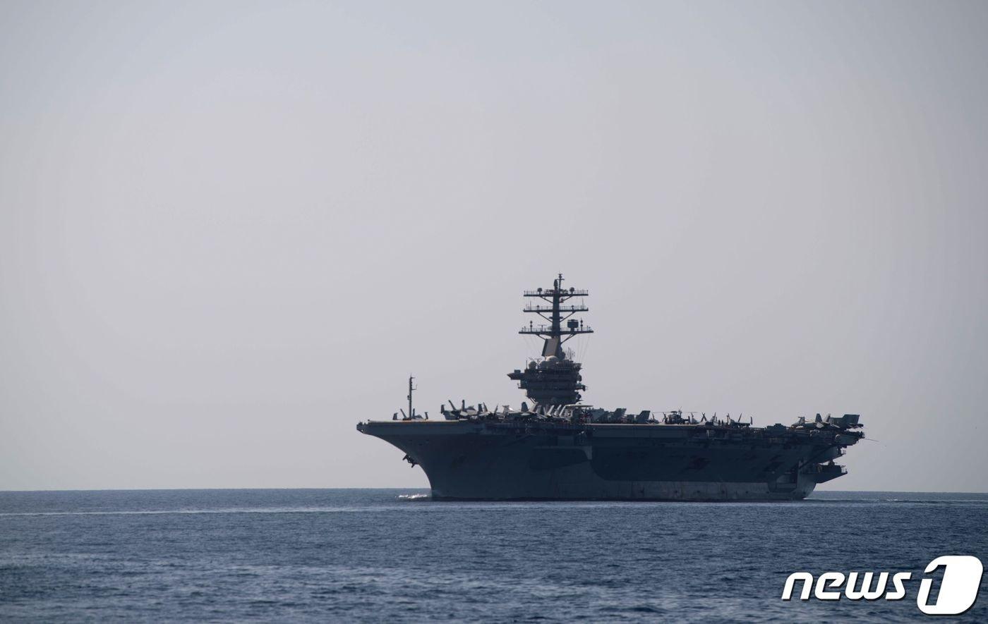 본문 이미지 - 2020년 9월18일(현지시간) 미 해군 항공모함이 페르시아만과 오만만을 연결하는 호르무즈 해협을 지나고 있다. 2020.09.18 <자료사진>ⓒ AFP=뉴스1