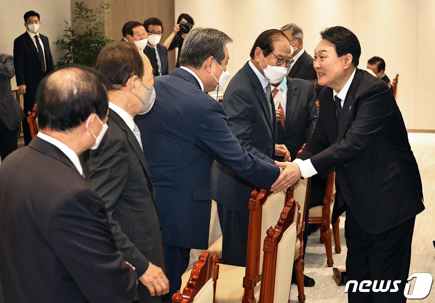 윤석열 대통령이 2022년 6월 21일 용산 대통령실 청사 대접견실에서 열린 국민의힘 상임고문단 초청 오찬 간담회에서 김무성 상임고문과 악수하고 있다. &#40;대통령실사진기자단&#41; 2022.6.21/뉴스1 ⓒ News1 안은나 기자