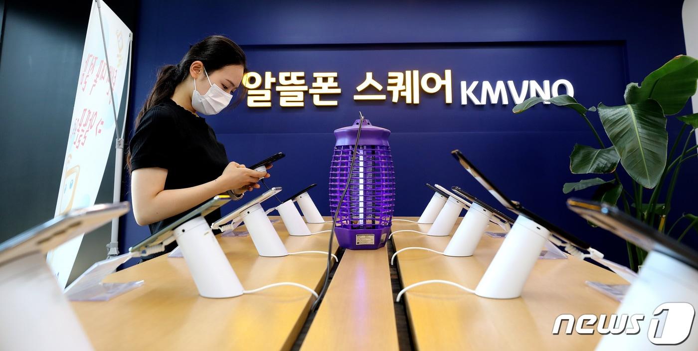 본문 이미지 - 사진은 서울 시내에 위치한 알뜰폰 스퀘어 매장 모습. 2022.6.21/뉴스1 ⓒ News1 임세영 기자