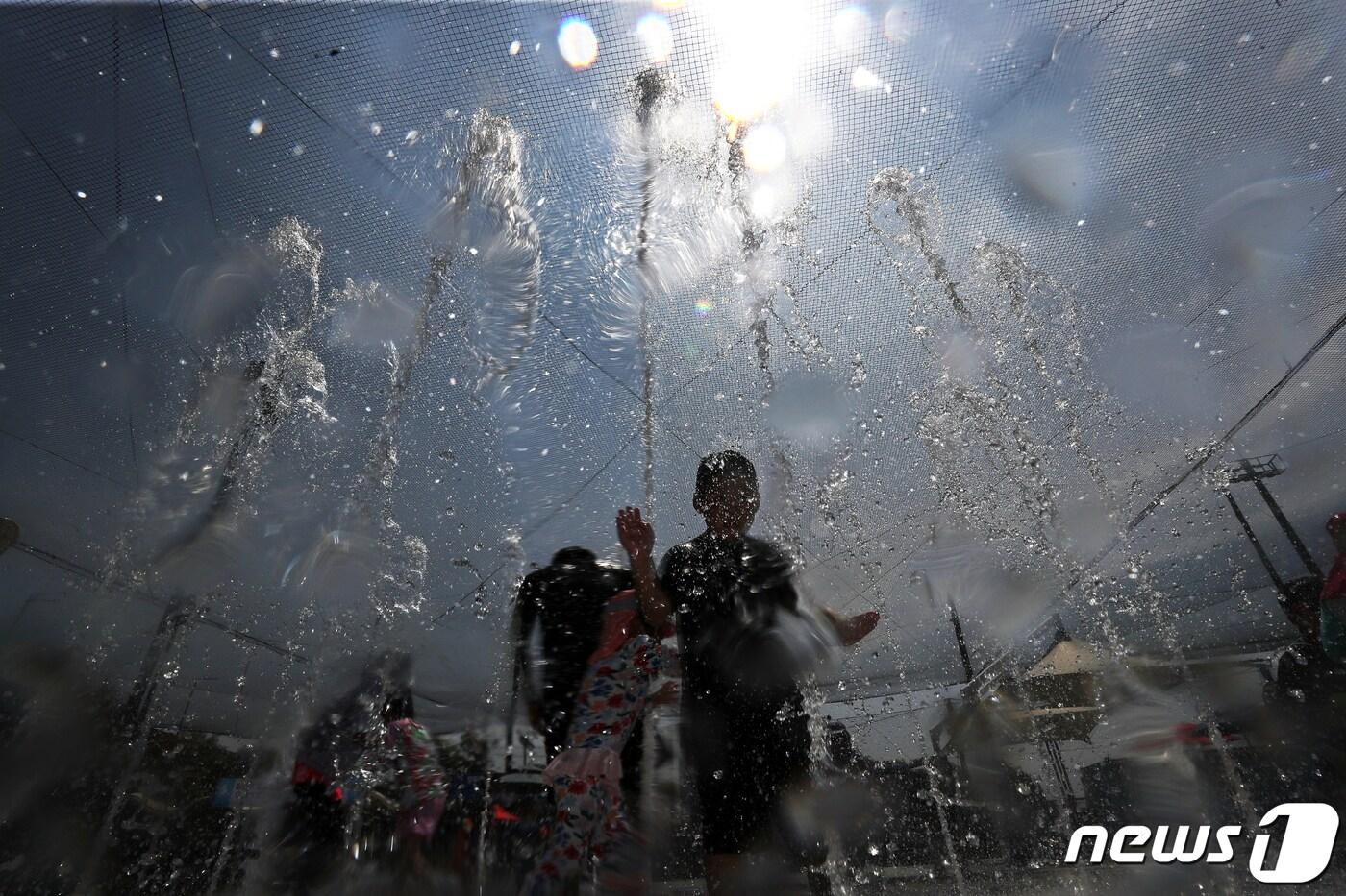 본문 이미지 - 낮의 길이가 가장 길어지는 절기 하지(夏至)인 21일 오후 서울 성동구 살곶이물놀이장에서 어린이들이 물놀이를 하고 있다. 기상청은 이날 서울 한낮 기온은 33도까지 오르면서 올해 들어 가장 더운 날씨가 나타날 것으로 예보했다. 2022.6.21/뉴스1 ⓒ News1 황기선 기자