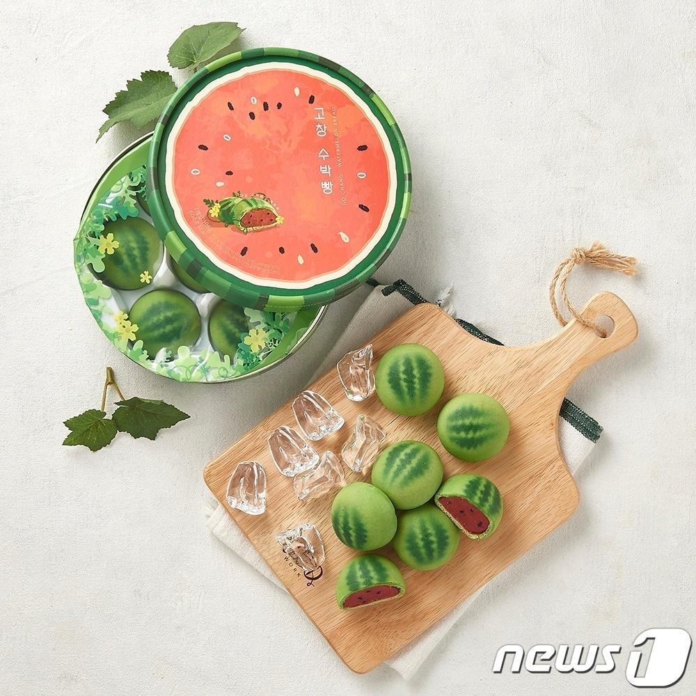 본문 이미지 - 전북 고창군은 지역의 한 제빵업소가 여름 대표 과일이자 지역 최고의 농특산품인 고창수박을 활용한 캐릭터빵을 출시했다고 21일 밝혔다. (고창군 제공)ⓒ 뉴스1