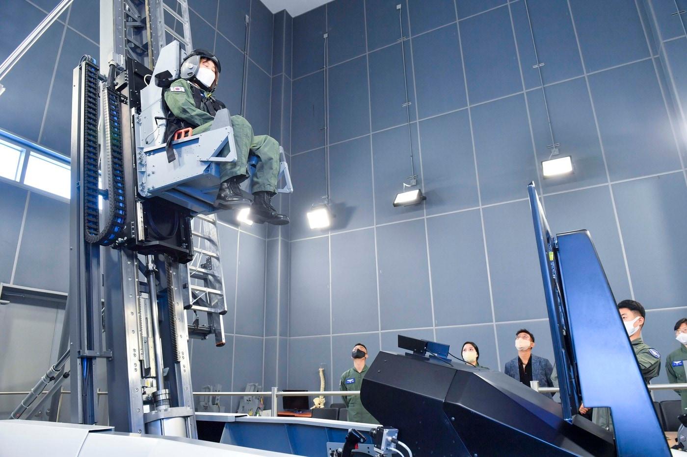 지난 16일 충북 청주 소재 공군 항공우주의학훈련센터에서 취재진이 비상탈출 훈련을 하고 있다.(공군 제공)ⓒ 뉴스1