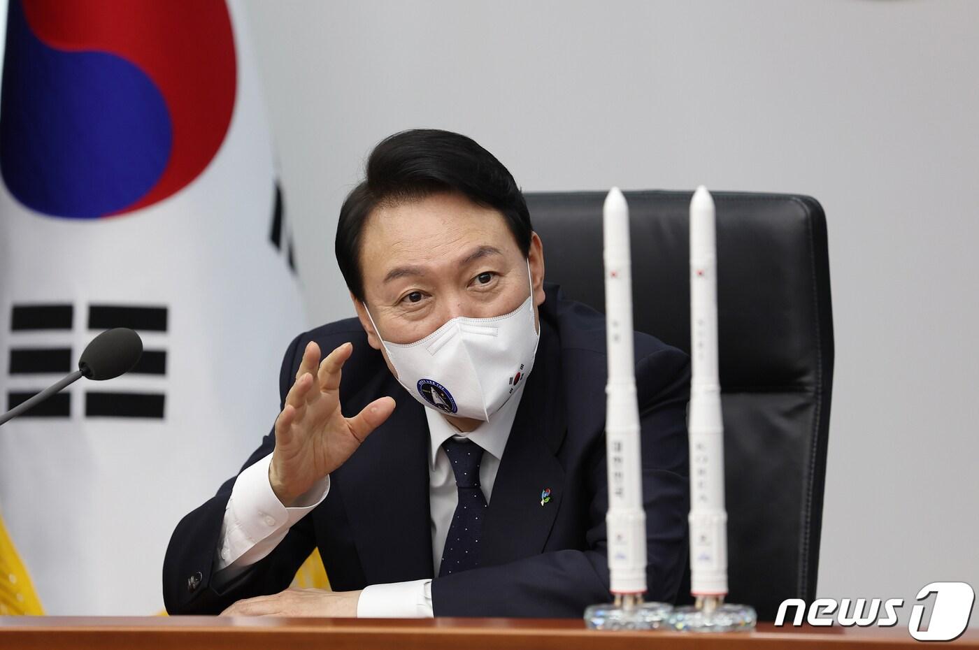 본문 이미지 - 윤석열 대통령이 21일 용산 대통령실 청사 영상회의실에서 국내 독자 기술로 개발된 한국형 발사체 누리호(KSLV-Ⅱ) 2차 발사 생중계를 시청하며 참모들과 대화하고 있다. (대통령실 제공) 2022.6.21/뉴스1 ⓒ News1 오대일 기자