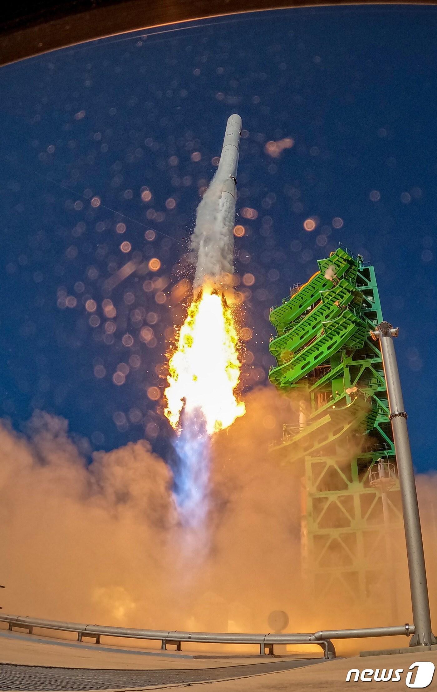 본문 이미지 - 순수 국내기술로 제작된 한국형 최초 우주발사체 '누리호'(KSLV-Ⅱ)'가 21일 전남 고흥군 나로우주센터에서 발사되고 있다. 누리호는 두번째 도전 끝에 발사에 성공했으며 이로써 우리나라는 세계 7번째로 1500kg급 실용 위성을 지구 저궤도(600~800㎞)에 수송할 수 있는 능력을 확보한 국가가 됐다. 2022.6.21/뉴스1 ⓒ News1 사진공동취재단